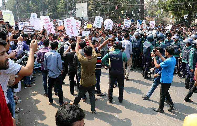 চাকরি প্রত্যাশীরা দাবি করছেন, সরকারি চাকরিতে নিয়োগের ক্ষেত্রে বিদ্যমান কোটার পরিমাণ ৫৬ শতাংশ থেকে ১০ শতাংশে নামিয়ে আনতে হবে।
