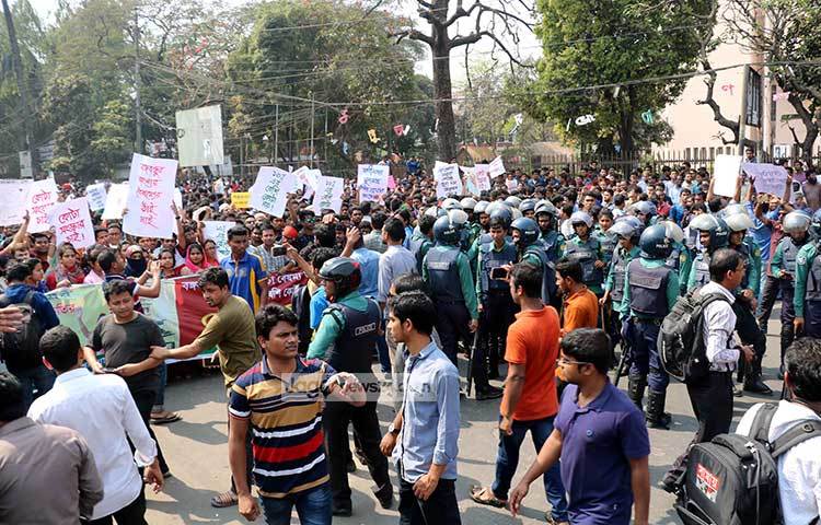 চাকরি প্রত্যাশীদের হাতের প্ল্যাকার্ডে ‘বঙ্গবন্ধুর বাংলায় কোটা বৈষম্যের ঠাঁই নাই’, ‘নিয়োগে অভিন্ন কার্ড মার্ক নিশ্চিত কর’, ‘নাতি পুতি কোটা বাতিল কর’, ‘১০%-এর বেশি কোটা নয়’- ইত্যাদি দাবি লেখা দেখা যায়।
