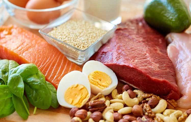 প্রাণীজ ও উদ্বিজ্জ প্রোটিন : মাছ, মাংস, ডিম, চিকেন, বাদাম, দুধ, চিজ ডাল ওজন কমানোর জন্য সবচেয়ে উপকারী। সব রকম পুষ্টিগুণের পাশাপাশি এসেনশিয়াল অ্যামাইনো অ্যাসিডের জোগান পায় শরীর।