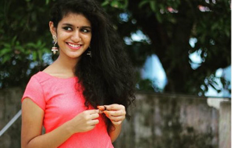 সবুজ প্রকৃতির সঙ্গে হাস্যোজ্জ্বল প্রিয়া।