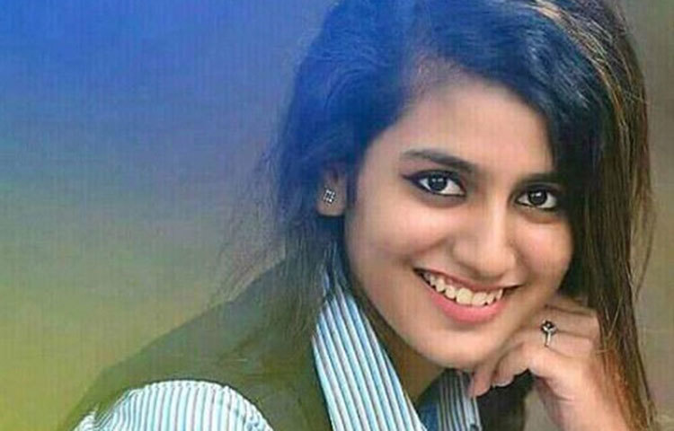 আলোচিত এই তরুণীর নাম প্রিয়া প্রকাশ ওয়ারিয়ার।