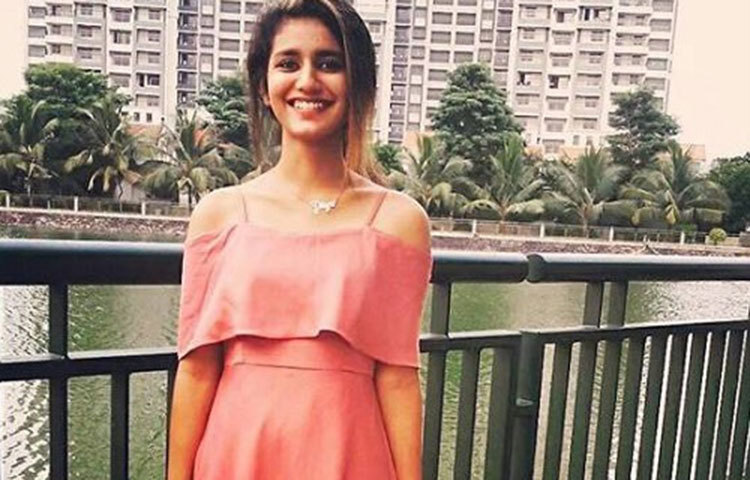 ওই গানের দৃশ্যে দেখা যাচ্ছে, স্কুল ড্রেস পরা প্রিয়া একটি ছেলেকে আকৃষ্ট করার চেষ্টা করছে।