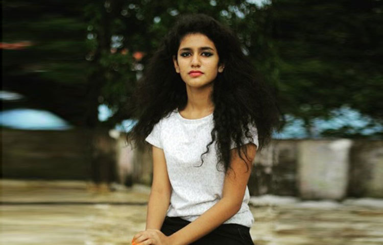 আপন মনে বসে আছেন প্রিয়া।