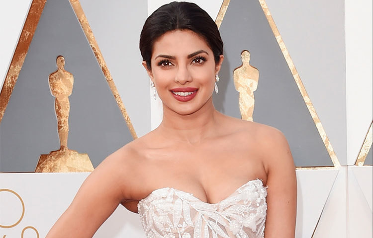 প্রিয়াঙ্কা চোপড়া : মাত্র ১৭ বছর বয়সে মিস ওয়ার্ল্ড খেতাব জেতেন তিনি। তারপরে তিনি মডেলিং ও সিনেমার ক্যারিয়ারের প্রতি নজর দেন।