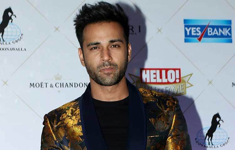 পুলকিত সম্রাট : তিনি অভিনয়ে আসার আগে মডেলিং করতেন। তারপরে টেলিভিশন এবং শেষে চলচ্চিত্রে আসেন।