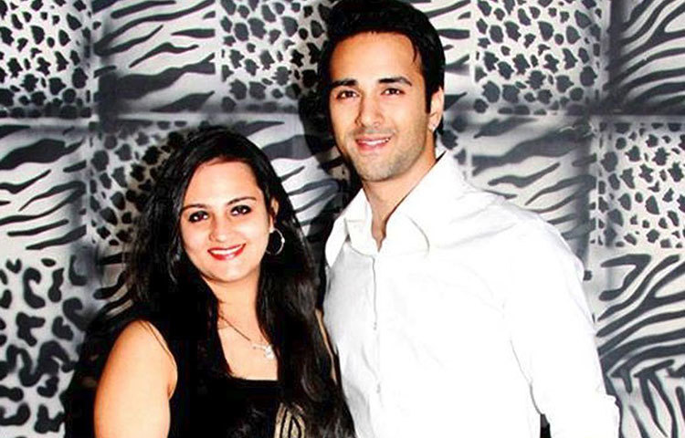 পুলকিত সম্রাট-শ্বেতা রোহিরা : ২০১৪ সালে বিয়ের এক বছরের মধ্যেই শ্বেতার সঙ্গে বিচ্ছেদ হয়ে যায় ‘ফুকরে’-র চকোলেট হিরো পুলকিত সম্রাটের। শোনা যায়, ইয়ামি গৌতমের সঙ্গে সম্পর্কের কারণেই নাকি এই বিচ্ছেদ।