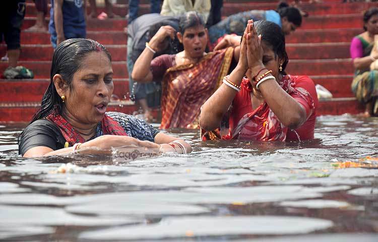 স্নানোৎসবে অংশ নিয়েছেন পূণ্যার্থীরা। স্নানোৎসব উপলক্ষে ব্যাপক নিরাপত্তা ব্যবস্থা নিয়েছে নারায়ণগঞ্জ জেলা প্রশাসন। ছবি : মাহবুব আলম