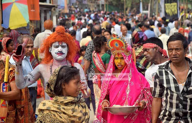 স্নানোৎসবে দেশের বিভিন্ন স্থান থেকে ছুটে এসেছেন সনাতন ধর্মাবলম্বীরা। এটি যেন মিলন মেলায় পরিণত হয়েছে। ছবি : মাহবুব আলম