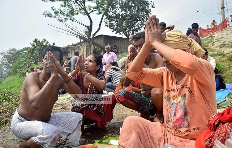 দেশ ও জাতির মঙ্গল কামনা করে প্রার্থনা করছেন কয়েকজন পুণ্যার্থী। ছবি : মাহবুব আলম
