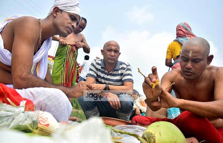 পূজা-অর্চনার মধ্যদিয়ে শুরু হয় স্নানোৎসব। ছবি : মাহবুব আলম