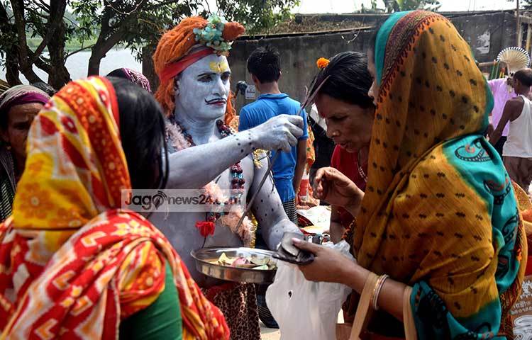 শান্তিপূর্ণ পরিবেশে স্নানোৎসবে যোগ দিতে পেরে অনেক আনন্দিত সনাতন ধর্মাবলম্বীরা। ছবি : মাহবুব আলম