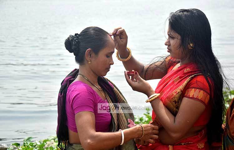 সিঁদুর লাগিয়ে দেয়া হচ্ছে এক পুণ্যার্থীকে। ছবি : মাহবুব আলম