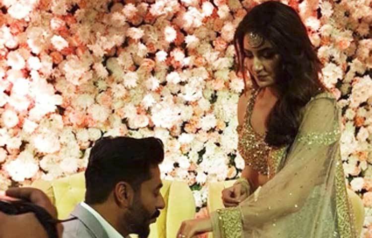 খানিকটা গোপনীয়তার সঙ্গে এনগেজমেন্টটা সেরে ফেললেও বিয়েতে বিন্দুমাত্র গোপনীয়তা থাকবে না। সকলকে জানিয়েই আসছে ১১ মে বিয়ের পিঁড়িতে বসবেন রাজ এবং শুভশ্রী। বিয়ের অনুষ্ঠান হওয়ার কথা ভারতের বাওয়ালি রাজবাড়িতে।