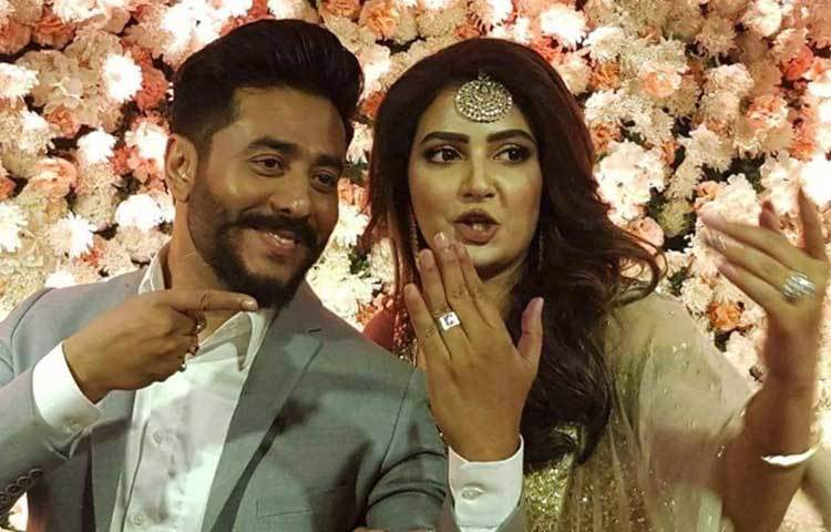 গতবার বিয়ের দিনটা অবধি ঠিক হয়ে মাঝপথে পিছু হটতে হয়। আর তাই এ বার একটু লুকোচুরি করে তড়িঘড়িই এনগেজমেন্ট সেরে ফেললেন রাজ ও শুভশ্রী।