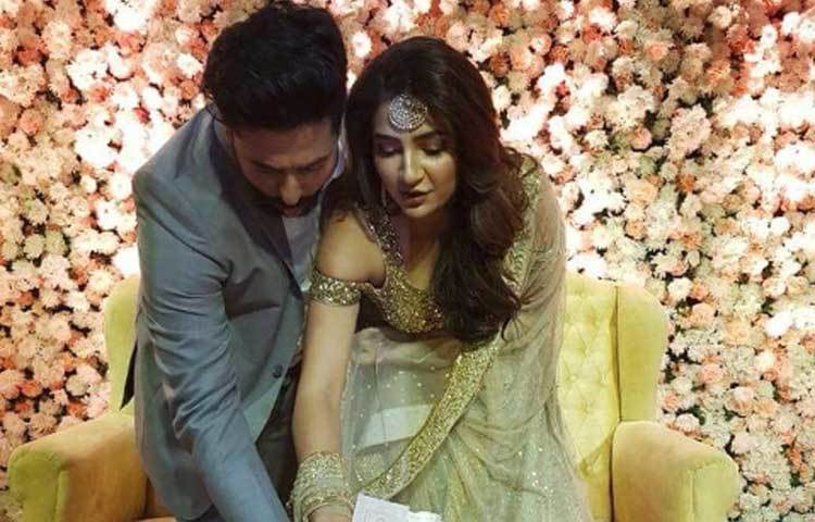 এদিন রাজের আনন্দপুর ফ্ল্যাটেই প্রতিশ্রুতিবদ্ধ হলেন দুজনে। দুজনের জন্য হাজির ছিল একটি চকোলেট কেকও। তাদের পরিবার এবং খুবই কাছের বন্ধুদের ডেকে ছোট্ট একটা গেট টুগেদারও হয়। যদিও কী কারণে এই গেট টুগেদার তা নিয়ে সকলেরই একটা ধোঁয়াশা ছিল। কেননা রাজ-শুভশ্রী দুজনেই বিষয়টা গোপনে রেখেছিলেন।