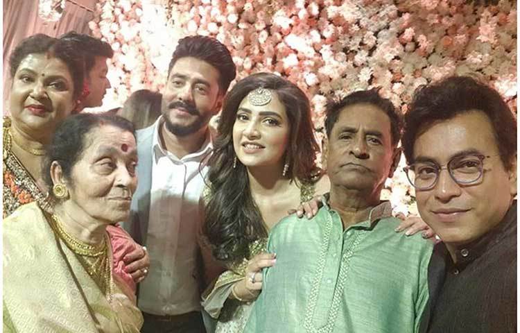 বাগদানের সঙ্গে জোরকদমে চলছে বিয়ের অনুষ্ঠানের প্রস্তুতিও। কোথায় হবে, কী হবে সেই পরিকল্পনায় ব্যস্ত দুই পরিবার। ছবিতে এক দিকে যেমন রয়েছে রাজের প্রিয় বন্ধু রুদ্রনীল। অন্য দিকে রয়েছেন শুভশ্রীর মা। রয়েছেন রাজের মা এবং বাবাও।