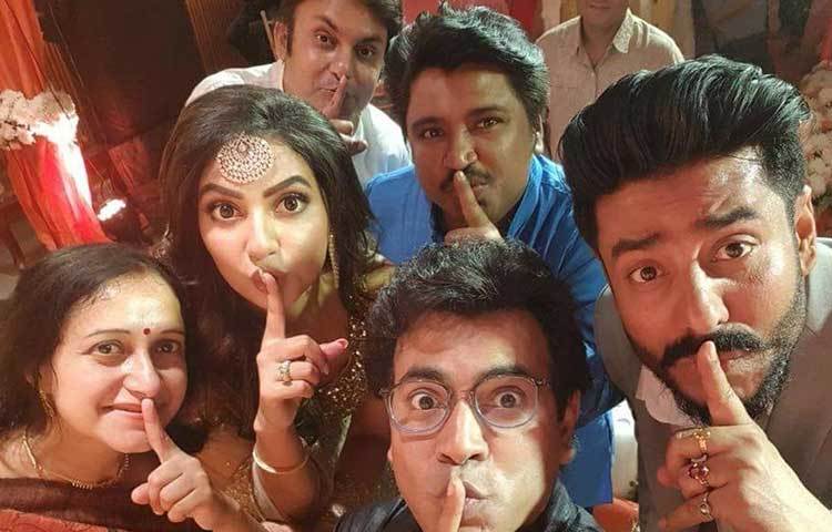 রাজের প্রায় বেশিরভাগ ছবিরই চিত্রনাট্যকার পদ্মনাভ দাশগুপ্তও ছিলেন আমন্ত্রিতদের তালিকায়। ছিলেন রাজ ও শুভশ্রীর অন্যান্য বন্ধুরাও।