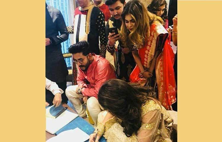 রেজিস্ট্রি পর্বটাও একইসঙ্গে সেরে ফেললেন রাজ ও শুভশ্রী। বন্ধু শুভশ্রীর শুভ এই মুহূর্তে হাজির হয়ে গিয়েছিলেন শ্রেয়া পাণ্ডেও। অনুষ্ঠানপর্ব মিটে গেলে টুইট করে নিজেদের আংটিবদলের খবর জানান রাজ-শুভশ্রী।