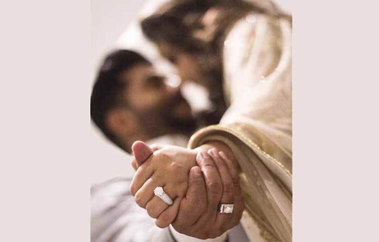 দুজনের এক ঘনিষ্ঠের কথায়, ‘শুভশ্রী আসলে গুছিয়ে সংসার করতে চায়। বিয়ের পর রাজের পরিবারের সকলের সঙ্গেই থাকবে ও।’