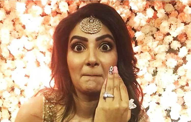 তবে ঘনিষ্ঠরা বলছেন রাজ আর শুভশ্রীর মধ্যে শুভশ্রীকেই সবচেয়ে উত্তেজিত দেখাচ্ছিল। বিয়ের দিনটার জন্য যেন ওর আর তর সইছে না। এমনকি এনগেজমেন্টের আংটিটাও অবধি নিজেই কিনেছেন শুভশ্রী।