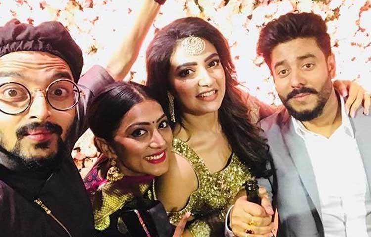 রাজ-শুভশ্রীকে শুভেচ্ছা জানাতে আসেন সৌরভ এবং অনিন্দিতা। তবে আংটি বদলে যেন নিজের আমেজটাই বদলে ফেলেছেন শুভশ্রী। আহ্লাদে আটখানা হয়ে বলেই ফেললেন ‘আমাদের গল্পটা আমার বেশ ভালই লাগে। সত্যিই রাস্তাটা অগোছালো ছিল।