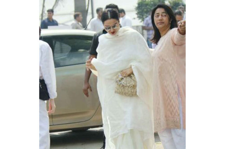 শোকার্ত হৃদয়ে এসেছিলেন রেখা।