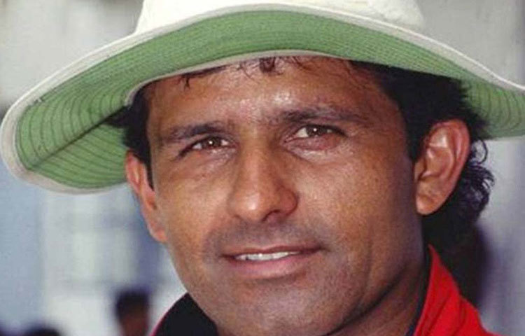 রমন লাম্বা : ১৯৯৮ সালের ২০ ফেব্রুয়ারি। ঢাকায় বঙ্গবন্ধু স্টেডিয়ামে একটি ঘরোয়া ক্রিকেটে অংশ নিয়েছিলেন লাম্বা। মাত্র তিন বলের জন্য ফরওয়ার্ড শর্ট লেগে ফিল্ডার হিসেবে দাঁড়িয়েছিলেন। তিন বল বাকি ছিল বলে হেলমেট নিতে অস্বীকার করেন। ব্যাটসম্যানের শট সোজা এসে লাগে রমনের মাথায়। গুরুতর অবস্থায় হাসাপাতালে ভর্তি করা হলেও তিন দিনের মধ্যে মৃত্যু হয় তার।