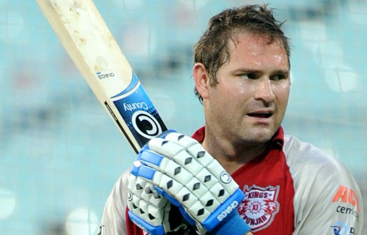 জাভেদ মিয়াঁদাদ : ১৯৮৬ সালের শারজার সেই বিখ্যাত ম্যাচ। ভারতের ২৪৫ রানের জবাবে চেতন শর্মার শেষ বলে ছয় মেরে ম্যাচ জেতান জাভেদ মিয়াঁদাদ।