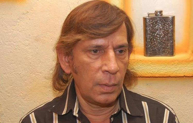 রাজ্জাক খান : ‘কমেডি নাইটস উইথ কপিল’-এ গোল্ডেন ভাইয়ের চরিত্রে নজর কেড়ে ছিলেন রাজ্জাক খান। বলিউডে ৯০টিরও বেশি ছবিতে অভিনয় করেছেন। মূলত কমিক চরিত্রেই দেখা গিয়েছে তাকে। ২০১৬ সালের ১ জুন বান্দ্রার হোলি ফ্যামিলি হাসপাতালে ভর্তি থাকাকালীন হার্ট অ্যাটাক হয় তার। সেখানেই মারা যান তিনি।