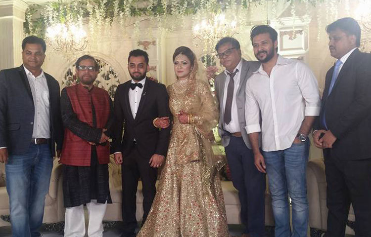 এ বিবাহোত্তর সংবর্ধনায় উপস্থিত ছিলেন সংস্কৃতি বিষয়ক মন্ত্রী আসাদুজ্জামান নূরসহ হৃদয়ের ঘনিষ্ঠজনেরা।