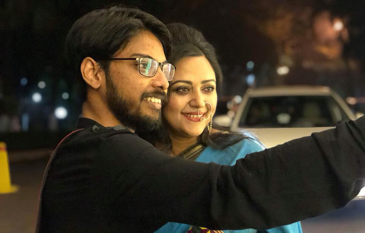 অনুষ্ঠানে সেলফিবন্দি হয়েছেন শিল্পী সুমি।