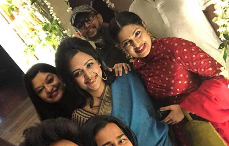 হৃদয়ের বিবাহোত্তর সংবর্ধনা অনুষ্ঠানে হাস্যোজ্জ্বল অভিনেত্রী তিশা, নির্মাতা মোস্তাফা সরয়ার ফারুকী, শিল্পী এলিটা করিম, শিল্পী সুমি ও অন্যান্যরা।