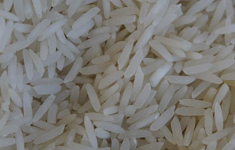হোয়াইট রাইস : ধান ভাঙার পর পালিশ করে তৈরি করা হয় হোয়াইট রাইস। আমরা সাধারণত প্রতিদিন সাদা চাল খেয়ে থাকলেও এই চালের পুষ্টিগুণ কম। সিদ্ধ হতেও কম সময় লাগে।
