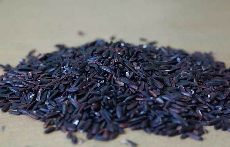 ব্লাক রাইস: চীনে প্রচুর পরিমাণে এই বুনো চালের চাষ হয়। এই চালে প্রচুর অ্যান্থোসিয়ানিন, প্রোটিন, মিনারেল ও ফোলেট থাকে। এই চাল সিদ্ধ হতে সময় লাগে এবং অন্তত তিন চালের তিন গুণ পরিমাণ জল লাগে।