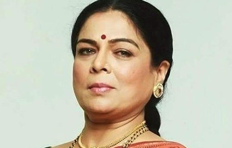 রীমা লাগু : টেলিভিশন ও হিন্দি ফিল্ম ইন্ডাস্ট্রির জনপ্রিয় অভিনেত্রী ছিলেন তিনি। ‘হাম আপকে হ্যায় কৌন’, ‘ম্যায়নে পেয়ার কিয়া’, ‘কুছ কুছ হোতা হ্যায়’র মতো অসংখ্য ছবিতে অভিনয় করেছেন তিনি। গত বছর ১৮ মে সকালে তিনিও হার্ট অ্যাটাকের ফলে মারা যান। তার বয়স হয়েছিল ৫৯।