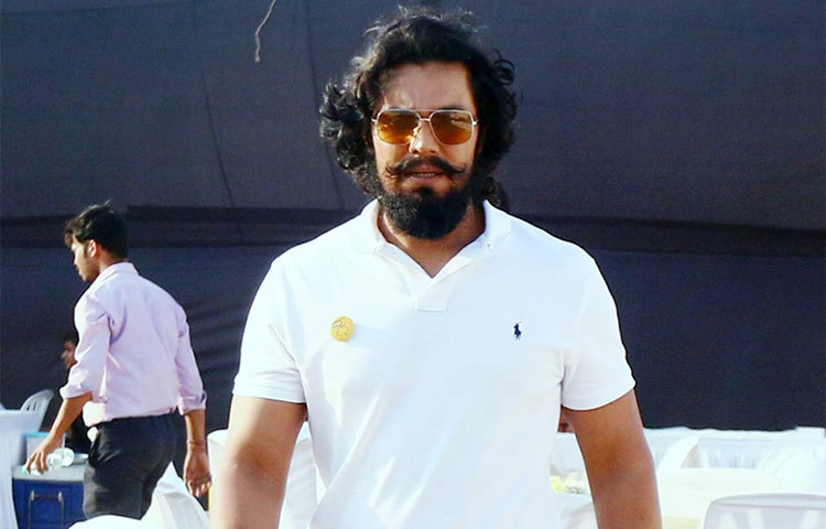 রণদীপ : অস্ট্রেলিয়া থেকে ভারতে ফেরার পর তিনি মডেলিংয়ের কাজ শুরু করেন। তারপরে অভিনয় জগতে আসেন।