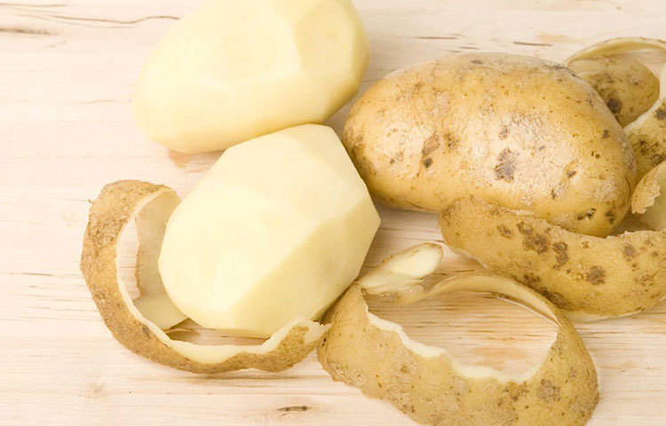 আলুর খোসার মধ্যে থাকা ভিটামিন সি ত্বকের কালো ছোপ, চোখের কোলের কালি, ফোলা ভাব, ক্লান্তি দূর করতে সাহায্য করে।