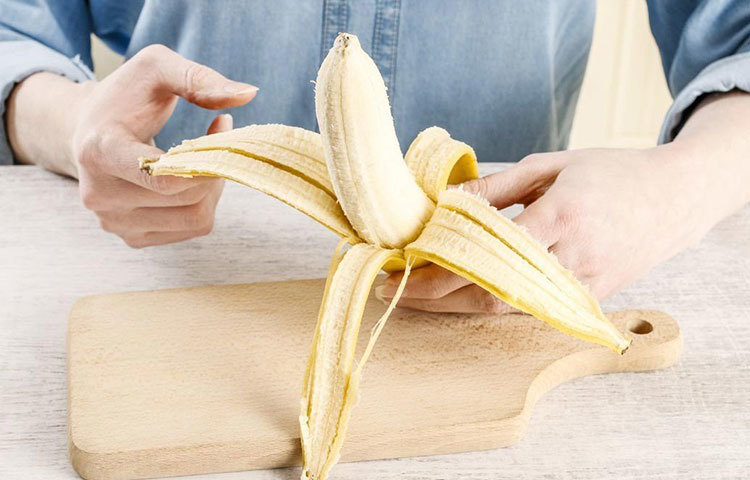 কলার খোসা দাঁত ঝকঝকে করতে সাহায্য করে। দাঁতে হলুদ ছোপ পড়লে কলার খোসা ঘঁষে নিন।