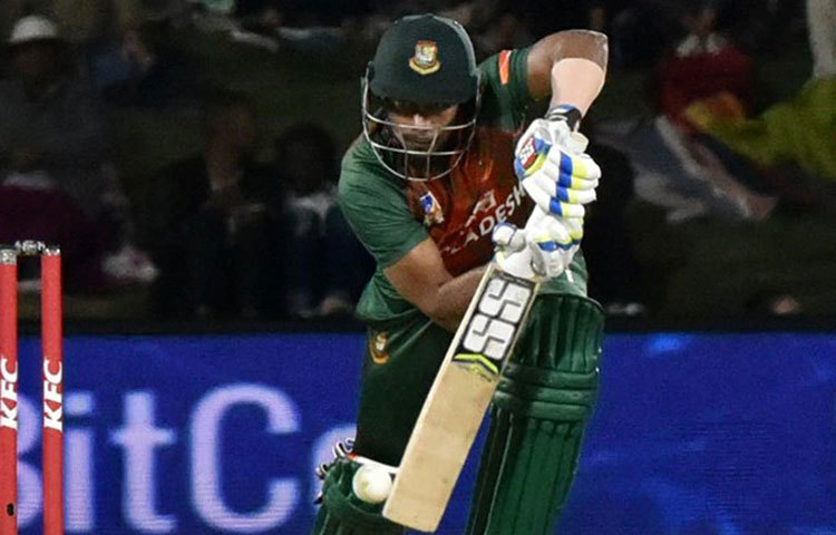 সাব্বির রহমান : চলতি ত্রিদেশীয় সিরিজে নজর কাড়তে না পারলেও ফাইনালে টাইগারদের দলে সুযোগ পেতে পারেন সাব্বির।