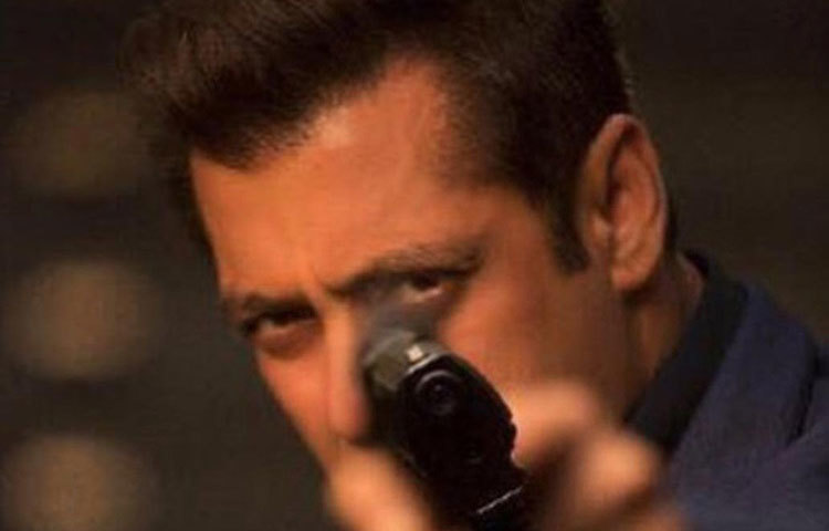 ‘টাইগার জিন্দা হ্যায়’ ছবির অভাবনীয় সাফল্যের পর সালমানের হাতে রয়েছে দুটি ছবি। ‘রেস থ্রি’ ছবিতে সালমানকে দেখা যাবে খলচরিত্রে। রেমো ডি’সুজার পরিচালনায় এই ছবি মুক্তি পাওয়ার কথা আগামী ১৫ জুন। ছবিতে রয়েছেন জ্যাকলিন ফার্নান্ডেজ, ববি দেওল ও অনিল কাপুরও।