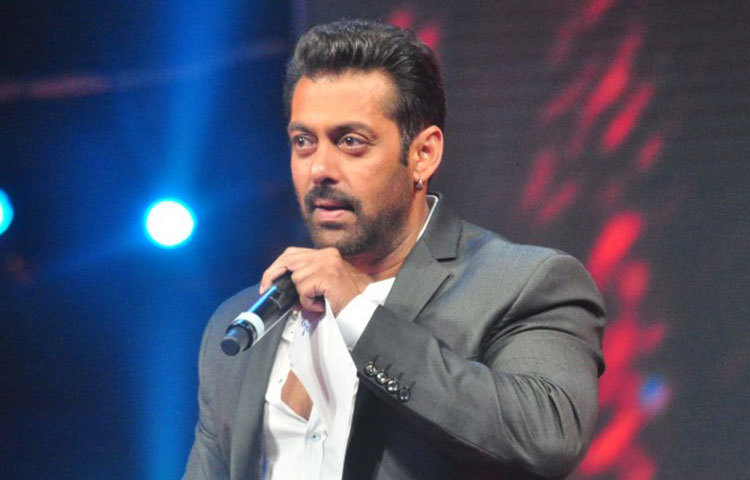 সালমান খান : বলিউডের সবচেয়ে জনপ্রিয় অভিনেতার মধ্যে অন্যতম সালমান খান, তার অভিনয় জীবন শুরু করেন মডেল হিসেবে। একটি পানীয়র বিজ্ঞাপনের হাত ধরে তার পথ চলা শুরু।