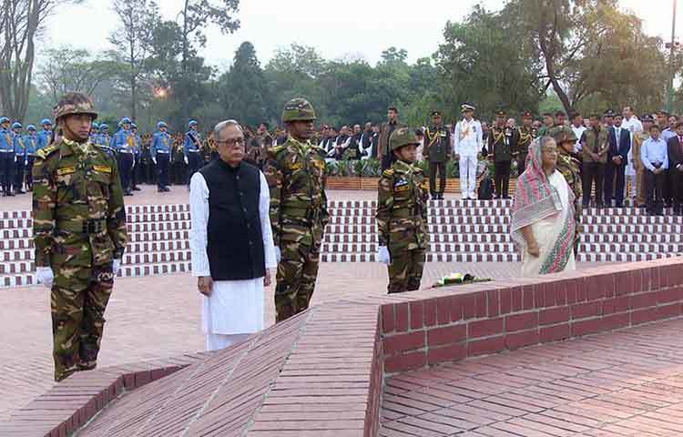মহান স্বাধীনতা ও জাতীয় দিবস উপলক্ষে সাভারের জাতীয় স্মৃতিসৌধে বীর শহীদদের শ্রদ্ধা জানাচ্ছেন রাষ্ট্রপতি মো. আব্দুল হামিদ ও প্রধানমন্ত্রী শেখ হাসিনা।