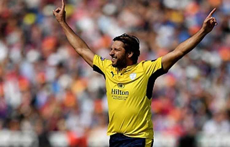 শহিদ আফ্রিদি : ২০০০ সালে করাচির এক হোটেলে এক ঝাঁক তরুণীর সঙ্গে অন্তরঙ্গ অবস্থায় দেখা যায় আফ্রিদিকে। ছিলেন আরও কয়েকজন পাক ক্রিকেটার। যদিও পরে আফ্রিদিদের বক্তব্য ছিল যে, করাচির হোটেলে মেয়েরা তাদের অটোগ্রাফ নিতে এসেছিল।