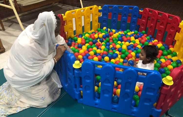 আলাইনার সঙ্গে প্রধামন্ত্রী খেলছেন। এ সময় আলাইনা আনন্দে আত্মহারা হয়েছিলো।