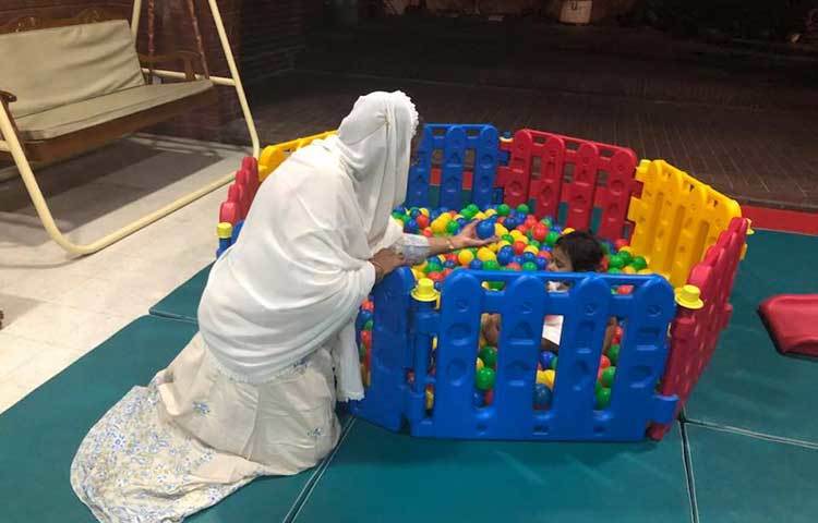 আলাইনাকে প্রধানমন্ত্রী যে রঙের বল দেখাচ্ছেন আলাইনা সঙ্গে সঙ্গে সেই বল খুঁজে বের করছে।