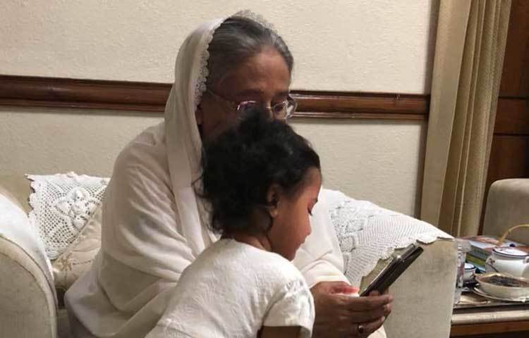 প্রধানমন্ত্রীর সঙ্গে মোবাইল দেখায় ব্যস্ত আলাইনা।