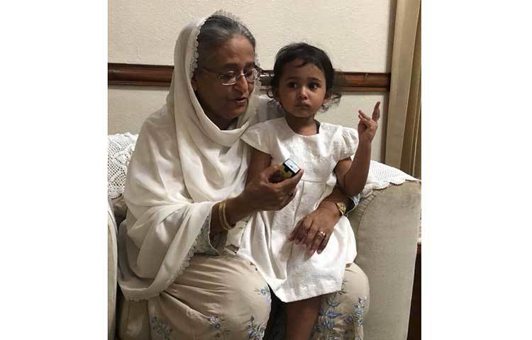 প্রধানমন্ত্রী পরম মমতায় কোলে জড়িয়ে নিয়েছেন আলাইনাকে।