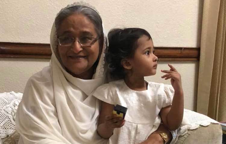 প্রধানমন্ত্রীর কোলে খুনসুটি আর দুষ্টুমিতে সময় কাটিয়েছে আলাইনা।