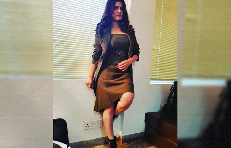 ইস্টার্ন থেকে ওয়েস্টার্ন সব পোশাকেই আকর্ষণীয় নায়িকা।