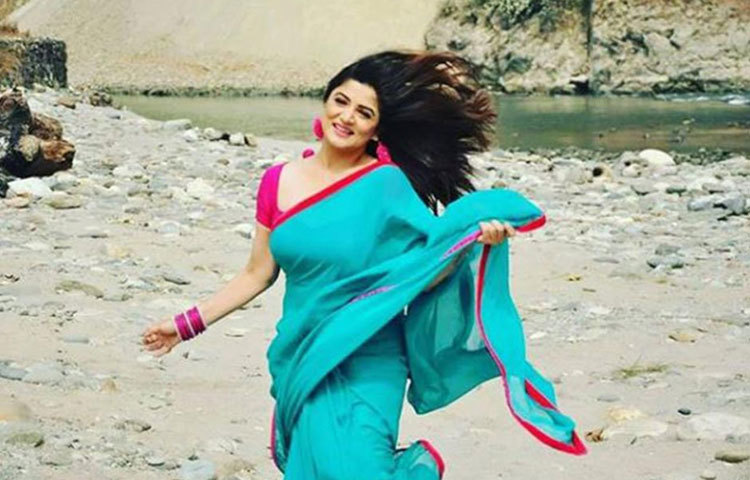 শাড়িতে বঙ্গললনা শ্রাবন্তী।